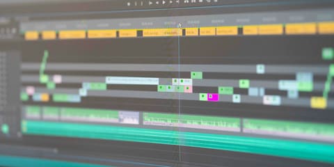Timeline di montaggio video con le tracce audio sul monitor